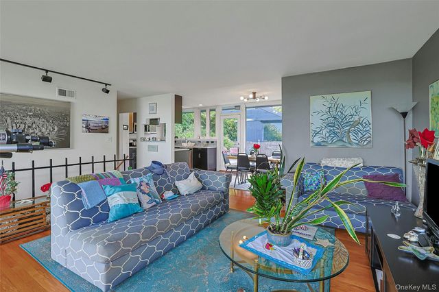 8 Edgewater Lane, Nyack, NY 10960
