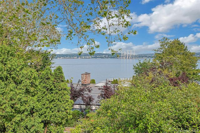 8 Edgewater Lane, Nyack, NY 10960