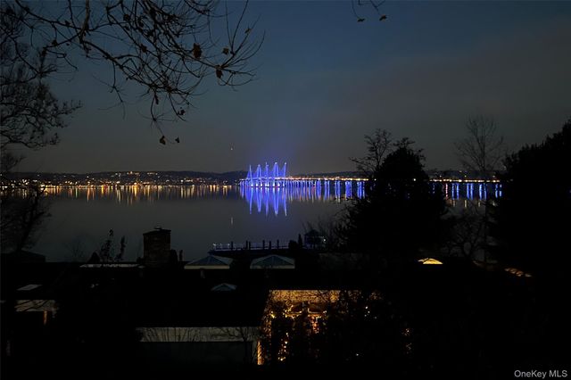 8 Edgewater Lane, Nyack, NY 10960