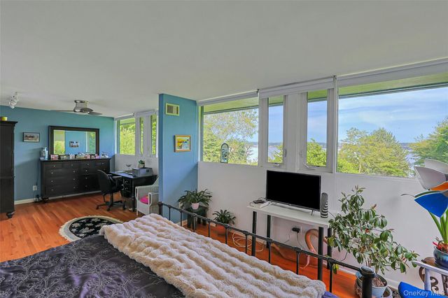 8 Edgewater Lane, Nyack, NY 10960