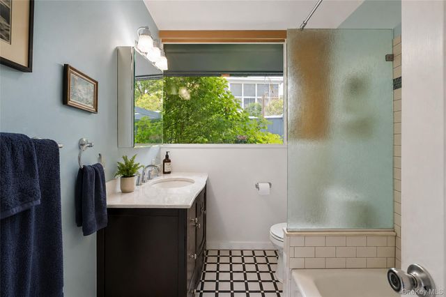 8 Edgewater Lane, Nyack, NY 10960