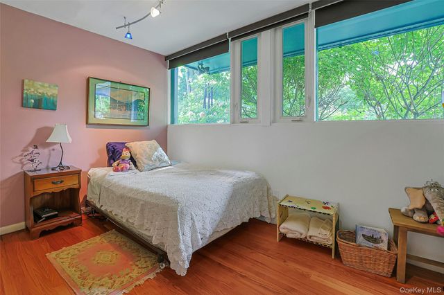 8 Edgewater Lane, Nyack, NY 10960