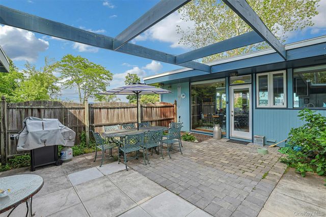 8 Edgewater Lane, Nyack, NY 10960