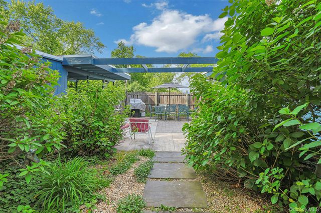 8 Edgewater Lane, Nyack, NY 10960