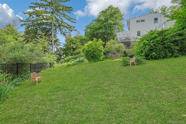 8 Edgewater Lane, Nyack, NY 10960
