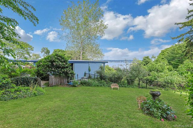 8 Edgewater Lane, Nyack, NY 10960