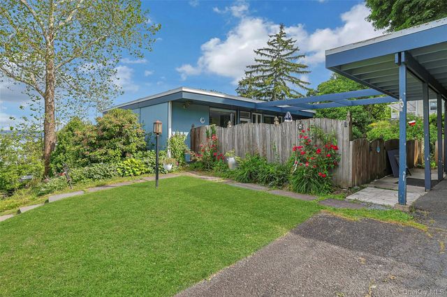 8 Edgewater Lane, Nyack, NY 10960