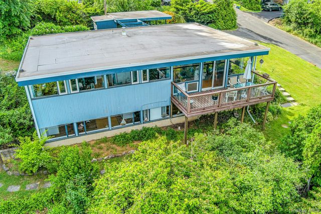 8 Edgewater Lane, Nyack, NY 10960