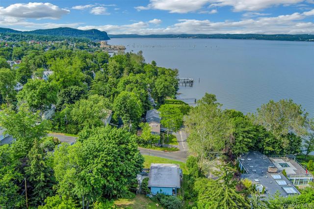 8 Edgewater Lane, Nyack, NY 10960