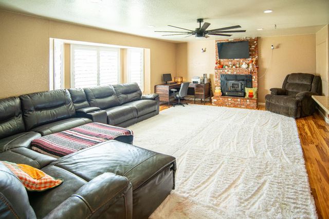 8077 Winfield Dr, Hilmar, CA 95324