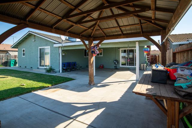 8077 Winfield Dr, Hilmar, CA 95324