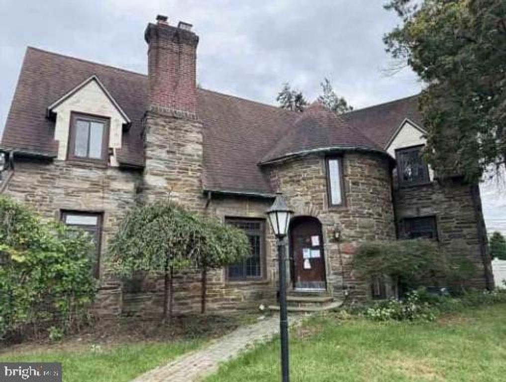 2820 HILLCREST RD, Drexel Hill, PA 19026