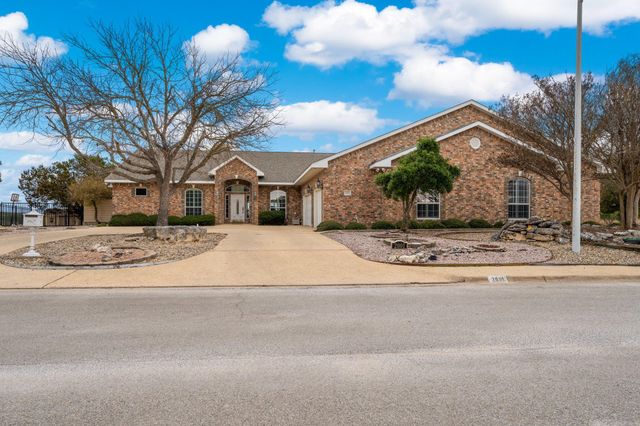2001 Crown Ridge DR, Kerrville, TX 78028