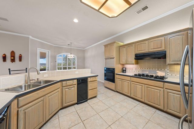 2001 Crown Ridge DR, Kerrville, TX 78028
