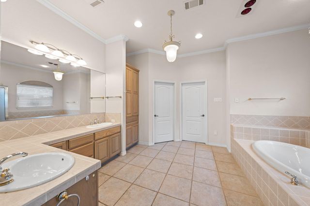 2001 Crown Ridge DR, Kerrville, TX 78028