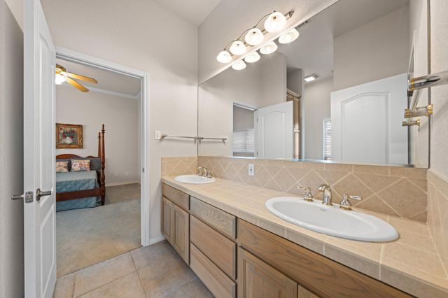 2001 Crown Ridge DR, Kerrville, TX 78028
