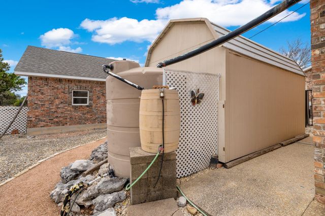 2001 Crown Ridge DR, Kerrville, TX 78028