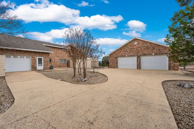 2001 Crown Ridge DR, Kerrville, TX 78028