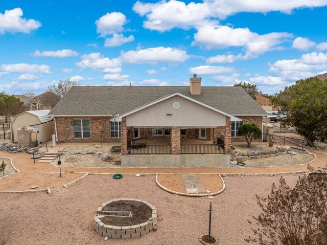 2001 Crown Ridge DR, Kerrville, TX 78028