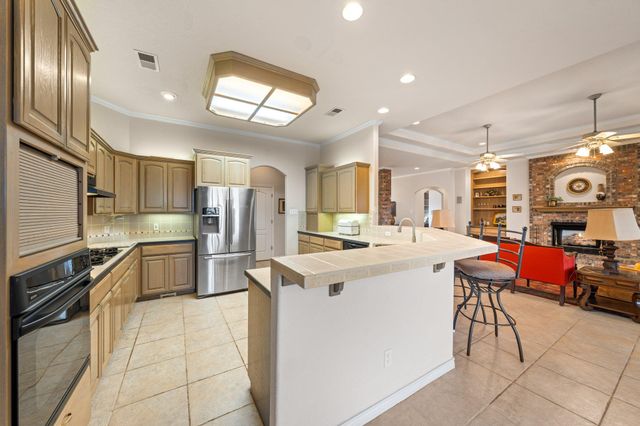 2001 Crown Ridge DR, Kerrville, TX 78028