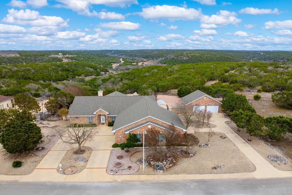 2001 Crown Ridge DR, Kerrville, TX 78028