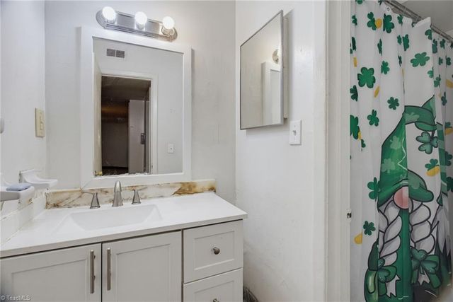 2829 N Ohenry Boulevard A, Greensboro, NC 27405
