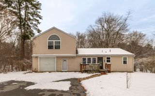 17 Grove Avenue, Salem, NH 03079