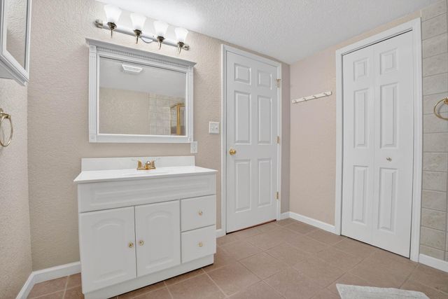 3921 Oak Park Circle, Waterloo, IA 50701