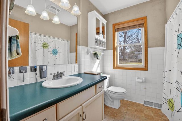 3921 Oak Park Circle, Waterloo, IA 50701