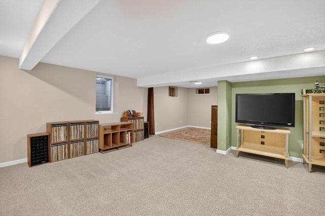 3921 Oak Park Circle, Waterloo, IA 50701