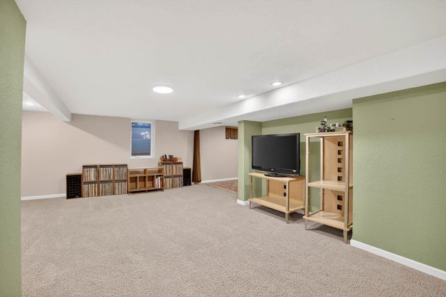 3921 Oak Park Circle, Waterloo, IA 50701