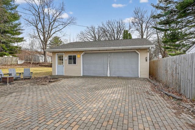 3921 Oak Park Circle, Waterloo, IA 50701