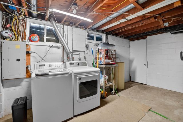 3921 Oak Park Circle, Waterloo, IA 50701