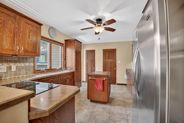 3921 Oak Park Circle, Waterloo, IA 50701