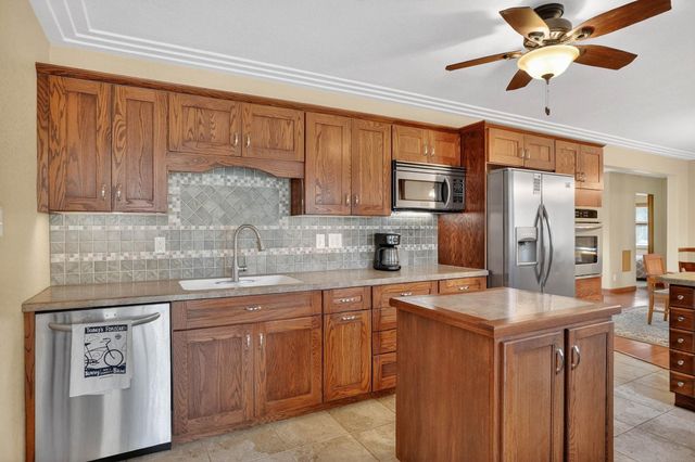 3921 Oak Park Circle, Waterloo, IA 50701