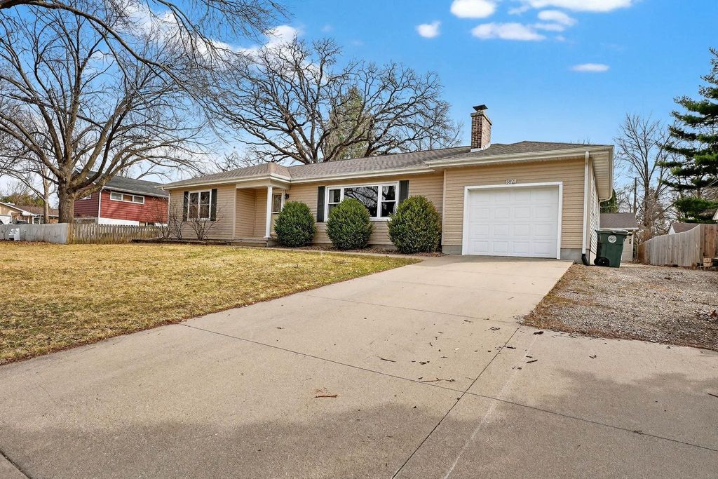 3921 Oak Park Circle, Waterloo, IA 50701