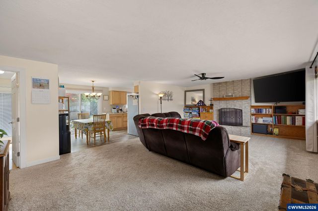 430 N 6th St, Harrisburg, OR 97446