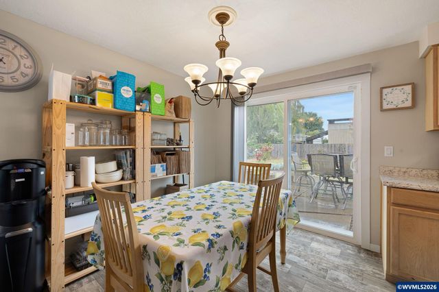 430 N 6th St, Harrisburg, OR 97446