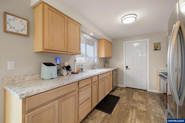 430 N 6th St, Harrisburg, OR 97446