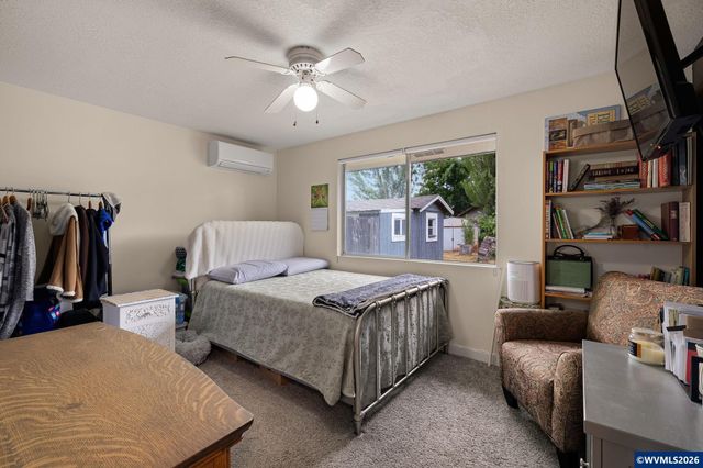 430 N 6th St, Harrisburg, OR 97446