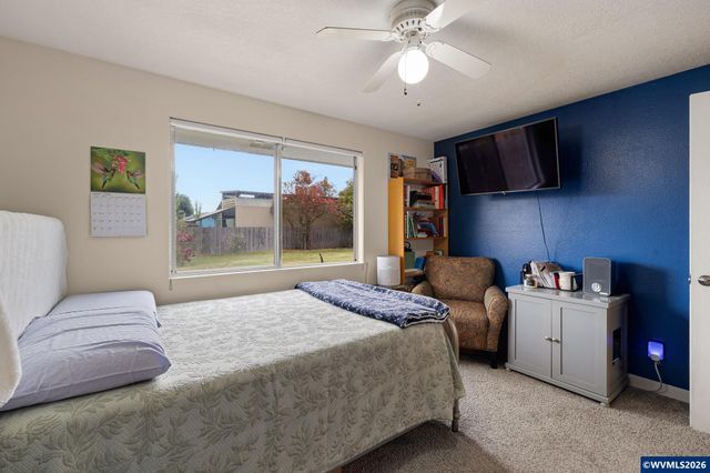 430 N 6th St, Harrisburg, OR 97446