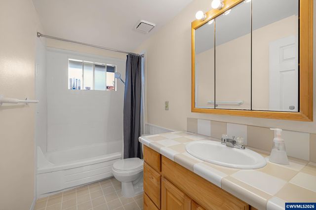 430 N 6th St, Harrisburg, OR 97446