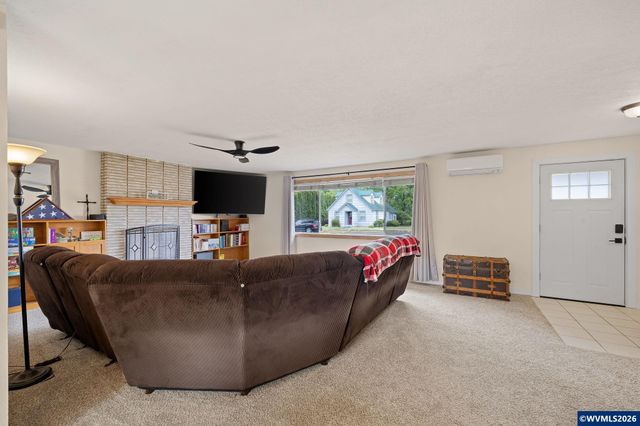 430 N 6th St, Harrisburg, OR 97446