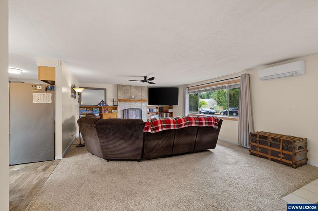 430 N 6th St, Harrisburg, OR 97446