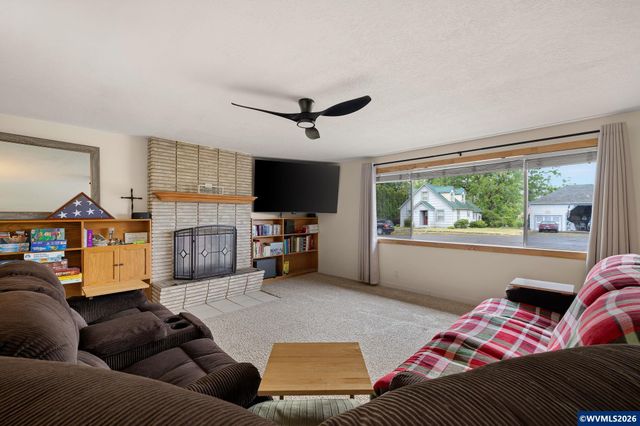 430 N 6th St, Harrisburg, OR 97446