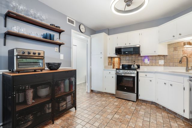 141 N La Grange Road 805, La Grange, IL 60525