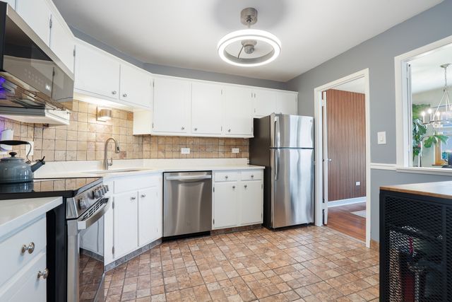 141 N La Grange Road 805, La Grange, IL 60525