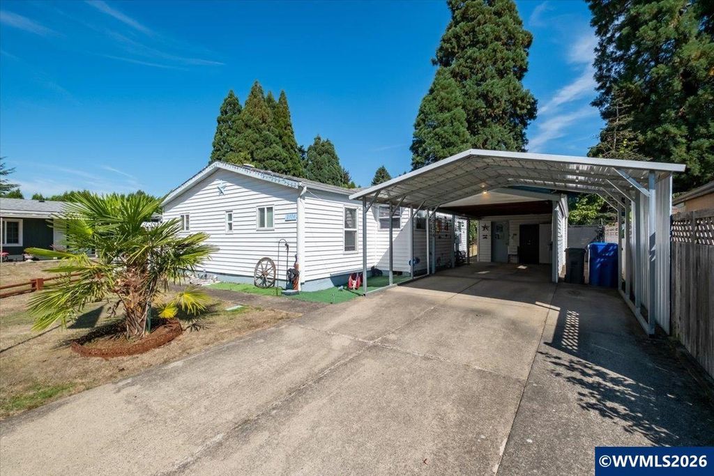 Image 1 of property listing at 2374 Greentree Ct NE, Salem, OR 97305