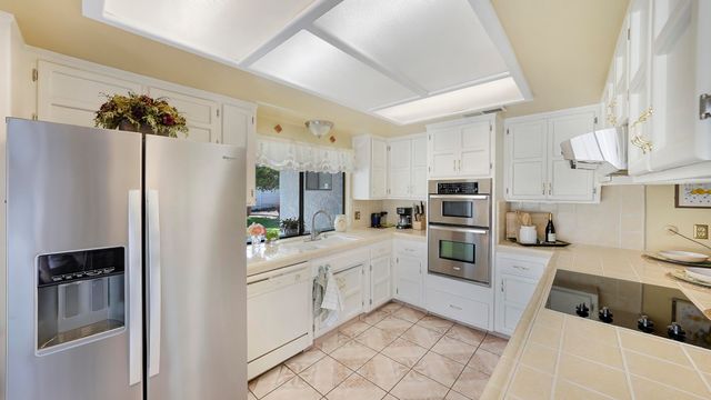 2323 E Hillcrest Avenue, Visalia, CA 93292