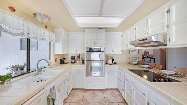 2323 E Hillcrest Avenue, Visalia, CA 93292